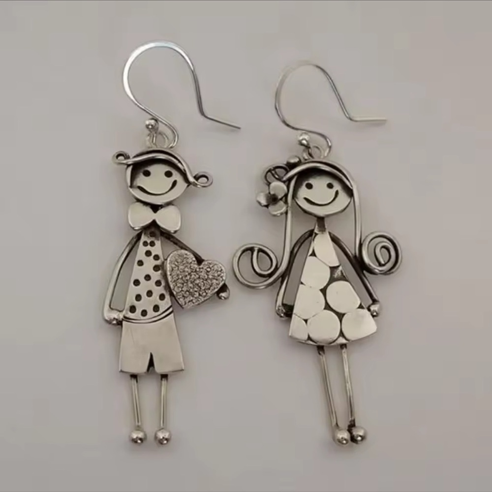 Silver Dangle Earrings – Cute Couple Design
Boy and girl - Picture 5 of 12